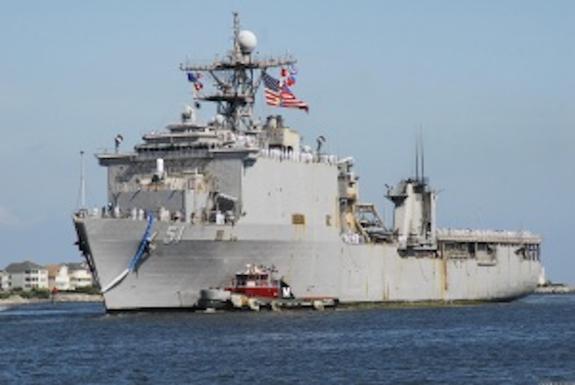 Американский десантный корабль-док USS Oak Hill вошел в акваторию Черного моря