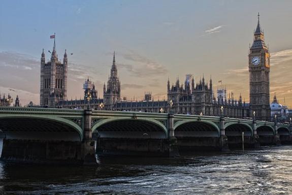 Изображение улыбающегося Путина появилось на здании МИД Британии
