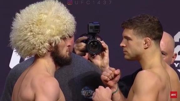 Хабиб Нурмагомедов победил американца Эла Яквинту и стал чемпионом UFC
