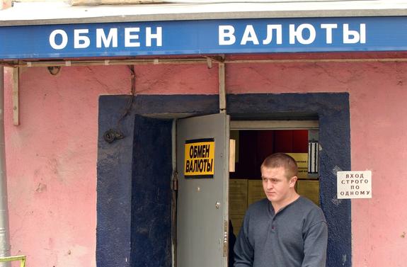 Экономисты призвали готовиться к дальнейшему обвалу рубля из-за санкций США
