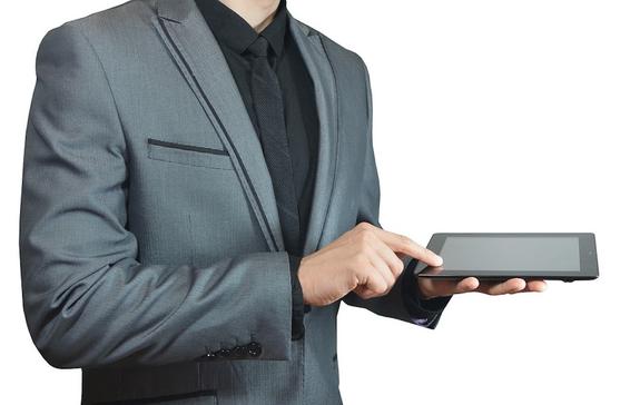 Российский депутат растоптал iPad из-за санкций США
