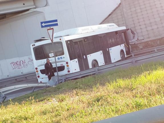 Автобус на выезде из Балаклавы врезался в опорную стену под мостом