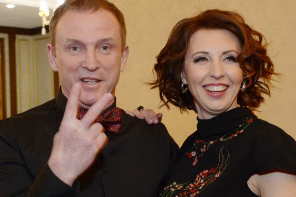 Сенчукова и Рыбин показала упражнение для достойного окончания застолья