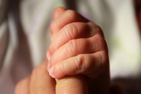 Жительница Кузбасса бросила четырехмесячного сына в подъезде дома