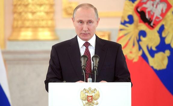Владимир Путин вручил медали "Герой труда"
