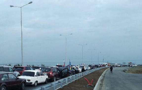 За первые сутки по Крымскому мосту проехало более 20 тысяч машин