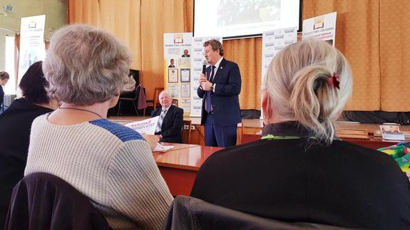 Анатолий Литовченко поддержал клуб пенсионеров