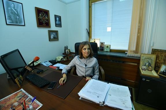 Поклонская считает отъезд нарисовавшего карикатуру художника во Францию побегом