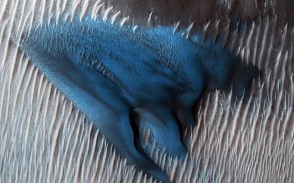 NASA опубликовало фотографии голубых дюн, найденных на Марсе