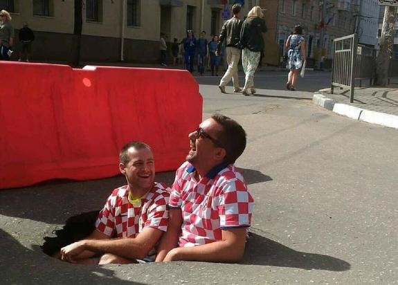 Болельщики радостно уселись в дорожную яму в Нижнем Новгороде