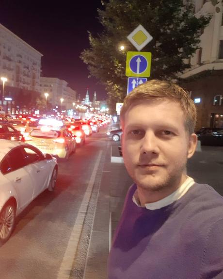Корчевникова пристыдили за видео, где болельщик в трусах "крестит" футболистов