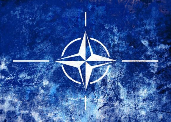 НАТО накануне своего саммита на грани развала