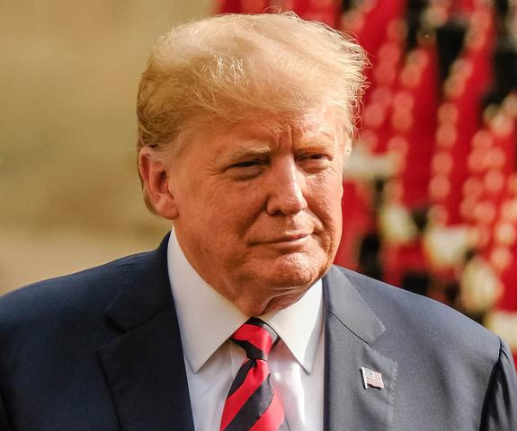 "Золотой Трамп" просит деньги у туристов в Хельсинки