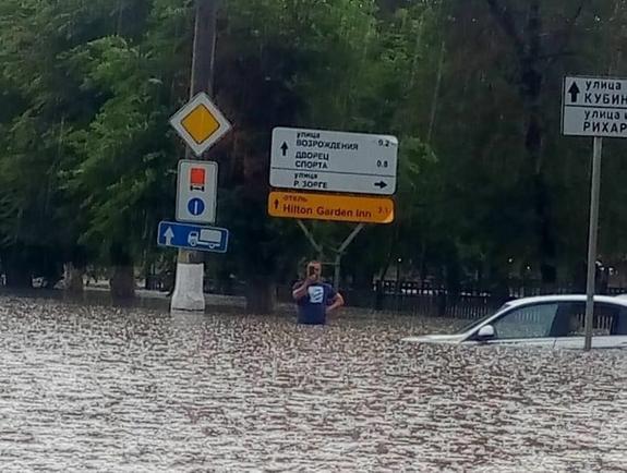 В Волгограде устраняют последствия ливня