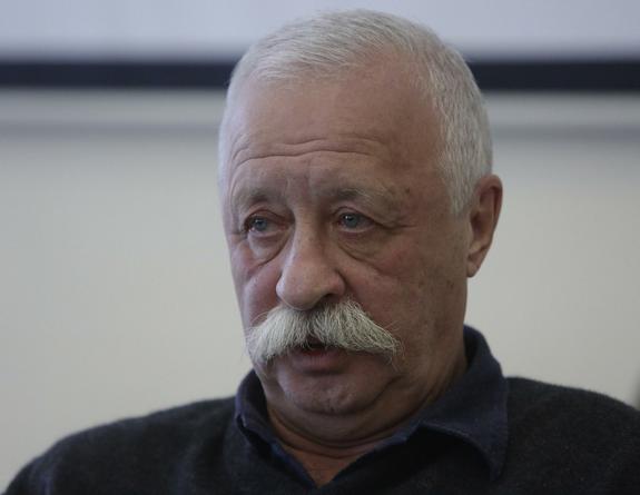 Леонид Якубович показал голый торс в программе "Жить здорово!"