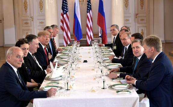 Путин и Трамп обменялись подарками: мяч, майка и шайба