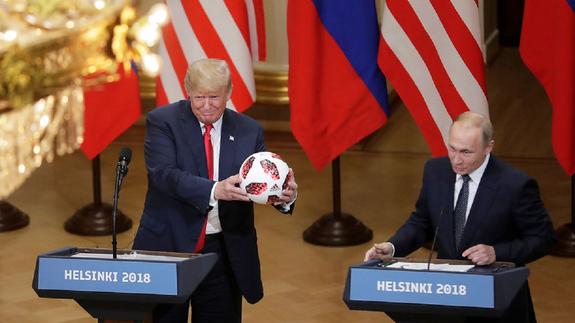 Трампу посоветовали проверить подаренный Путиным мяч на наличие «жучков»