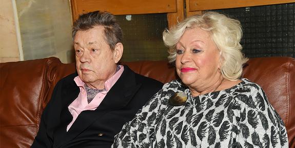 Больной раком Кобзон просит продолжить лечение Караченцова в больнице