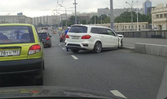 В центре Москвы пробка образовалась сегодня из-за ДТП на Крымском мосту