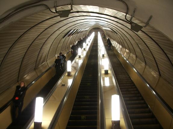 На выходных в Москве не будут работать вестибюли трех станций метро