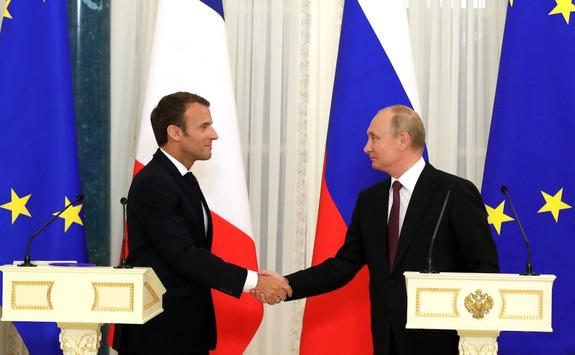 Путин сегодня проведет телефонную беседу с Макроном