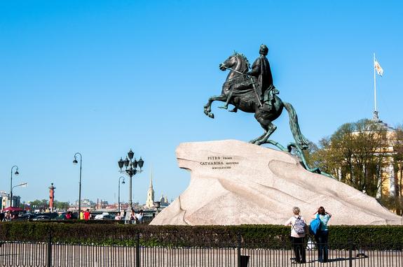 В Петербурге ищут пытавшихся осквернить «Медного всадника»