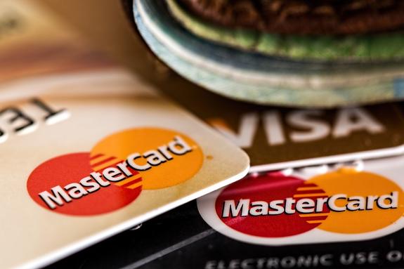 На Крымском полуострове прекратили выпускать карты Visa и MasterCard