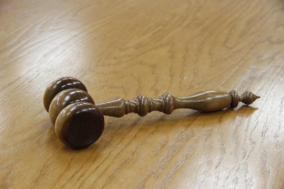 Верховный суд поставил под сомнение тайну усыновления в России