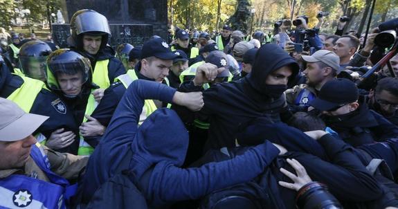 В центре Киева произошли столкновения с полицией, применялся газ