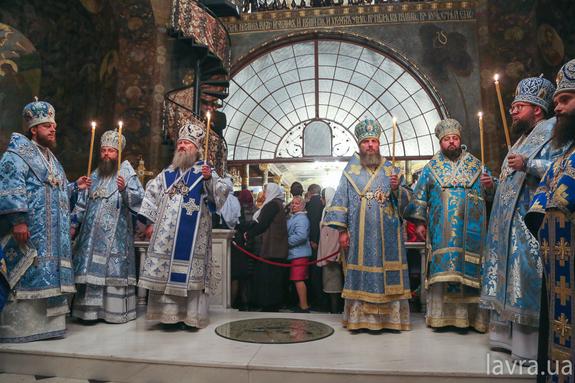 В Киеве полиция задержала десятки человек возле Киево-Печерской лавры