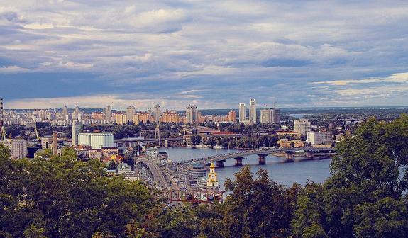 СМИ: украинские радикалы устроили погром в офисе Медведчука в Киеве