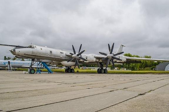 Российский Ту-142 пролетел на низкой высоте вблизи корабля НАТО