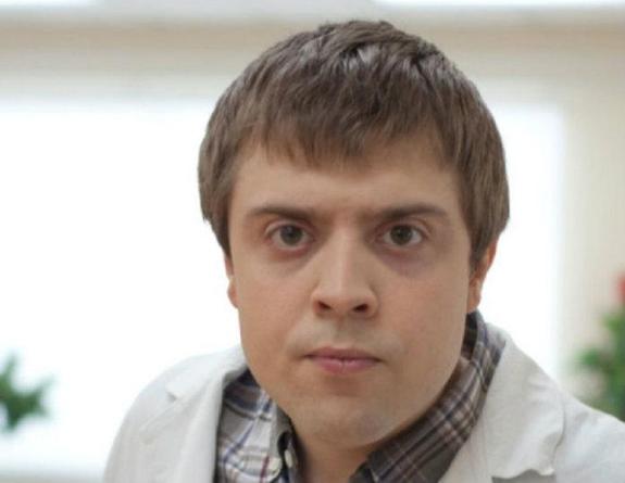Звезда сериала «Интерны» показал своего сына и жену