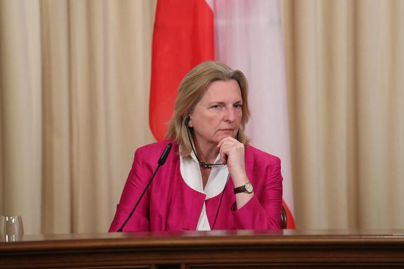 Глава МИД Австрии отменила предстоящий визит в Россию