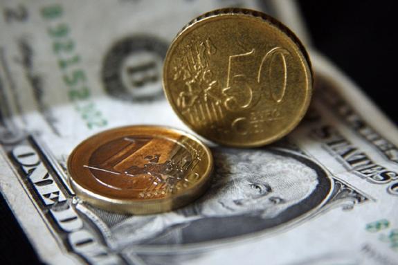 Курс доллара в ходе торгов поднялся выше 67 рублей впервые с 11 октября