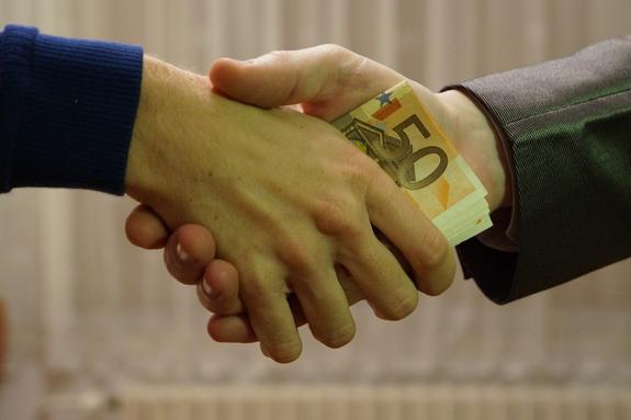 Будут ли честными выборы на Украине? Порошенко подозревают в подкупе избирателей