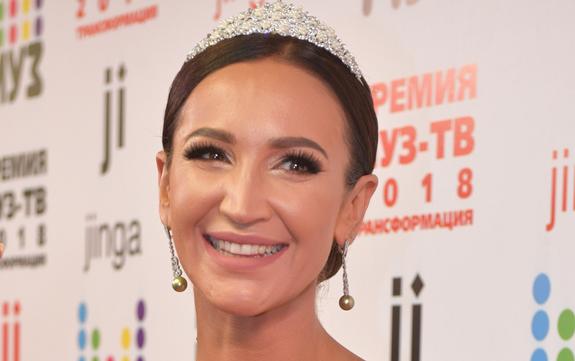 Бузова продемонстрировала стальной пресс в сдержанном купальнике