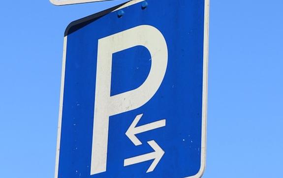 На стоянке в Москве грузовик протаранил 10 автомобилей