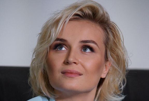 Полина Гагарина рассмешила фанатов снимком на пляже в пуховике и шапке