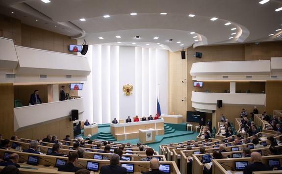 Сенаторы одобрили штрафы за неприличное оскорбление власти. И как их называть после этого?