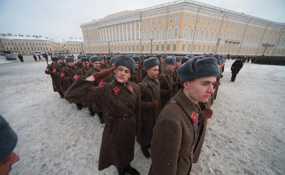 Любите, девушки, военных: депутат посоветовал искать мужа на КПП