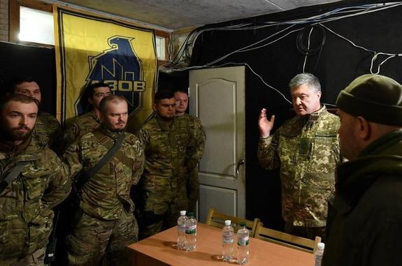 Порошенко уверен, что служить в украинской армии – престижно