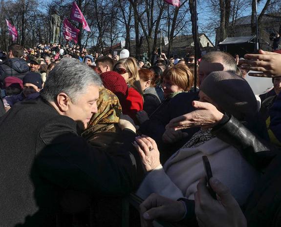 От Порошенко потребовали покаяться на коленях От Порошенко потребовали покаяться на коленях