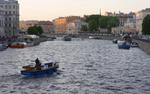 В центре Санкт-Петербурга автокран упал в реку