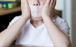 Учитель заклеил скотчем рот второклассникам, чтобы те не шумели на уроке