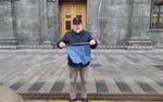 В Москве у здания ФСБ  задержали режиссера Манского с синими трусами