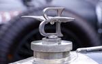 В Москве полиция изучает видео, как блогер везет на крыше автомобиля Bentley привязанную девушку 