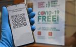 Гинцбург назвал «великолепной» идею ввести QR-коды в транспорте и магазинах 
