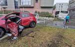 В Челябинске автобус впечатал легковушку в железный забор
