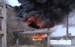 В Белгородской области снаряд попал в здание промышленного предприятия — начался сильный пожар
